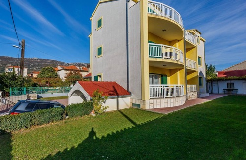 Kastela Apartment | A4 large 150 m2 apt with 4 bedrooms, big balcony,sea view and outside fireplace