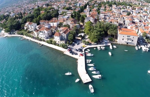 Kastela Apartment | A4 large 150 m2 apt with 4 bedrooms, big balcony,sea view and outside fireplace