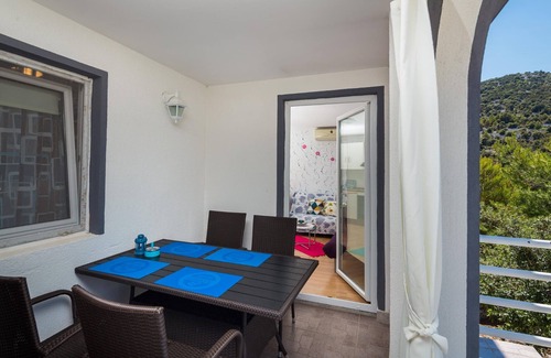 Vinisce Apartment | A4 - Modern apt w. terrace, 3 min walk to beach