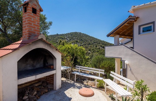 Vinisce Apartment | A4 - Modern apt w. terrace, 3 min walk to beach