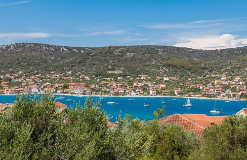 Vinisce Apartment | A5 - Modern apt with terrace, 3 min walk to beach