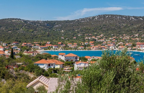 Vinisce Apartment | A5 - Modern apt with terrace, 3 min walk to beach