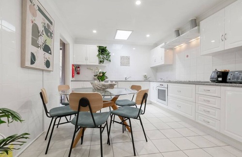 Connolly Apartment | A9 - Elegant 3 bed apt in the heart of Connolly!