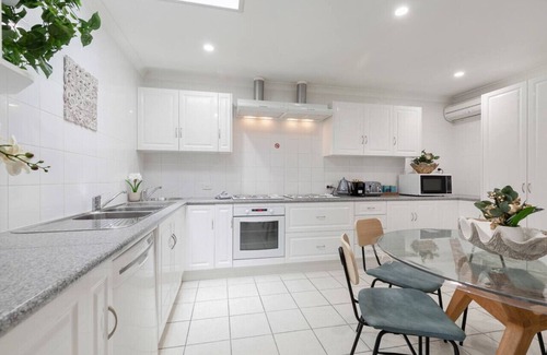 Connolly Apartment | A9 - Elegant 3 bed apt in the heart of Connolly!