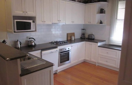 Queenscliff House | Abaleen House at 12 Hobson St Queenscliff FREE WIFI