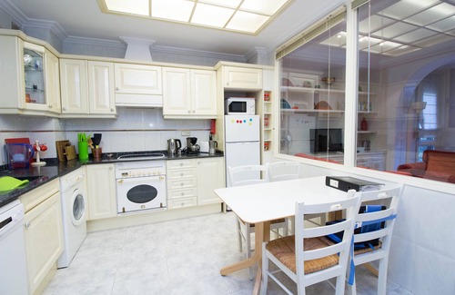 Extramurs Apartment | "ABASTOS" Luxury 3 bedroom Apart. Perfect for families. WIFI