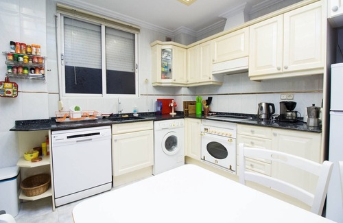 Extramurs Apartment | "ABASTOS" Luxury 3 bedroom Apart. Perfect for families. WIFI