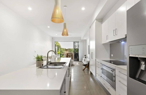 Burleigh Heads House | Abbey's Burleigh Haven. 2 Min Walk to James Street