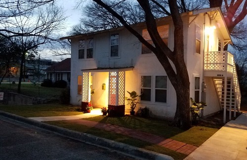 Llano Bed & Breakfast | Above Apartment At Flossie's Corner