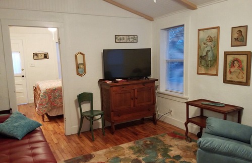 Llano Bed & Breakfast | Above Apartment At Flossie's Corner