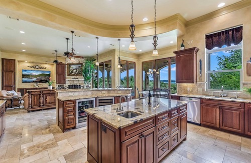 Comanche Trail House | Above Palms I NEW Pool & Spa I Views I Lake Travis I Family Fun I Services
