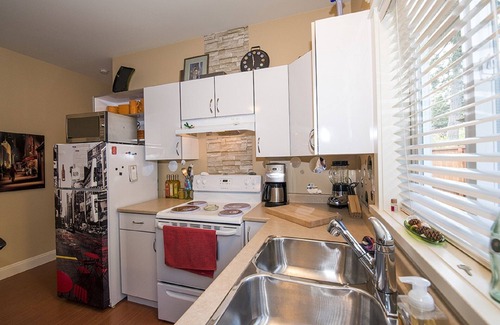 Colwood Apartment | Above The Sea BnB. New, Sunny, Private One Bedroom Suite.