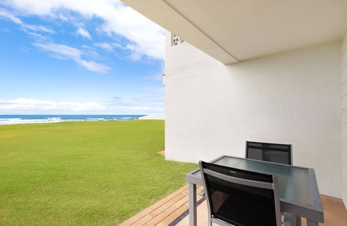 North Creek Apartment | Absolute Beachfront Apartments 2B
