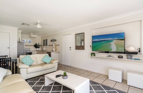 North Creek Apartment | Absolute Beachfront Apartment 1B