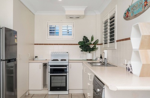 North Creek Apartment | Absolute Beachfront Apartment 1B