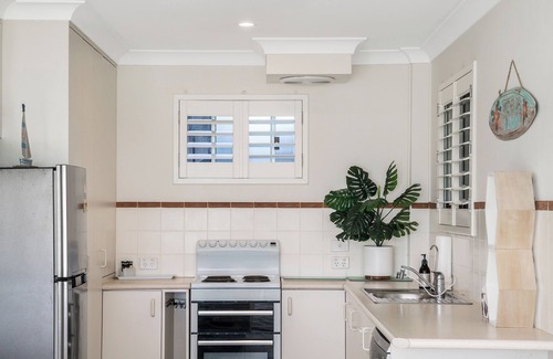 North Creek Apartment | Absolute Beachfront Apartment 1B