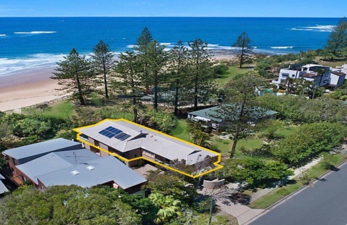 Dicky Beach Apartment | Absolute beachfront, great views & family friendly