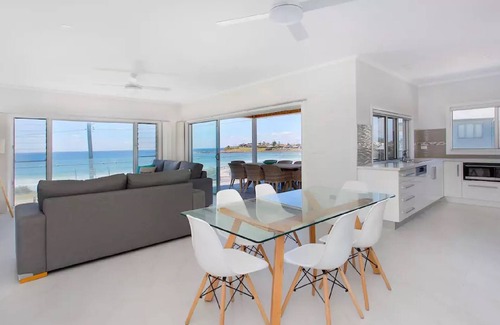 Warilla Apartment | Absolute Beachfront Holiday Apartment w Panoramic Ocean Views