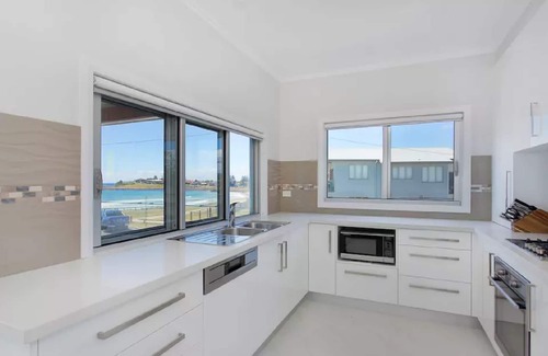 Warilla Apartment | Absolute Beachfront Holiday Apartment w Panoramic Ocean Views
