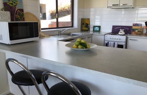 Lorne House | Absolute Beachfront - Location and Views