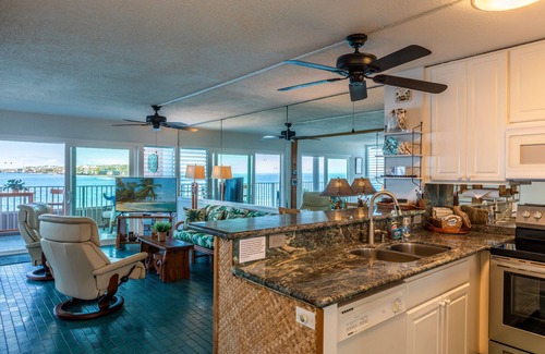 Kailua-Kona Condo | 🌴Absolute oceanfront getaway. Nicely upgraded and well equipped🌴