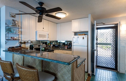 Kailua-Kona Condo | 🌴Absolute oceanfront getaway. Nicely upgraded and well equipped🌴