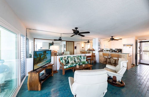Kailua-Kona Condo | 🌴Absolute oceanfront getaway. Nicely upgraded and well equipped🌴