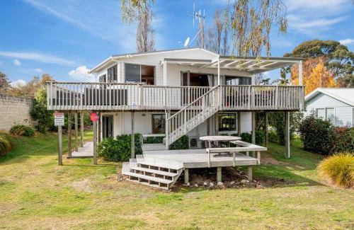 Waitahanui House | Absolute Waterfront with WiFi - Five Mile Bay Home