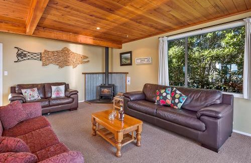 Waitahanui House | Absolute Waterfront with WiFi - Five Mile Bay Home