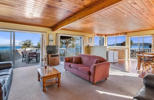 Waitahanui House | Absolute Waterfront with WiFi - Five Mile Bay Home