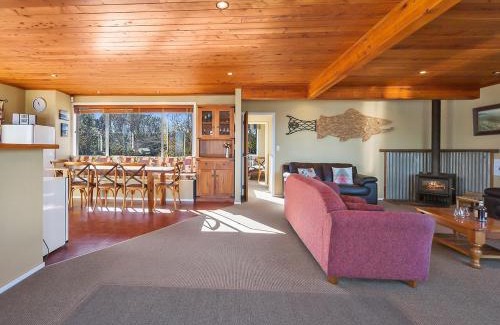 Waitahanui House | Absolute Waterfront with WiFi - Five Mile Bay Home