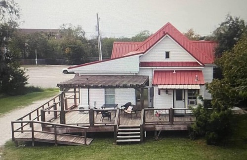 Palacios Cottage | AC, Free WIFI - Sleeps 7 - Full Kitchen