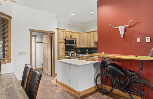 Steamboat Springs House | AC in Bedrooms| Community Hot Tub| 1200 sq feet