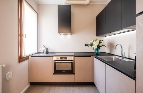 Dorsoduro Apartment | Accademia Design Apartment with Balcony R&R