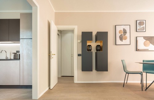 Dorsoduro Apartment | Accademia Design Apartment with Balcony R&R