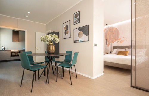 Dorsoduro Apartment | Accademia Design Apartment with Balcony R&R