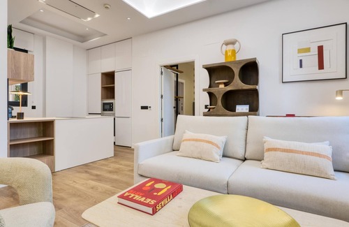 La Buhaira Apartment | Accessible Ground-Floor Apartment for Couples with parking