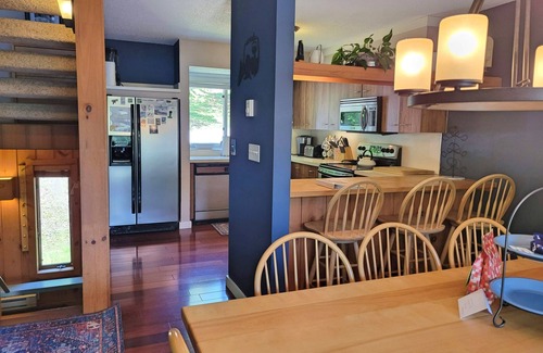 Lincoln House | Accessible level, comfy, FP, wood & mountain views, near Loon. C1081 by LRS