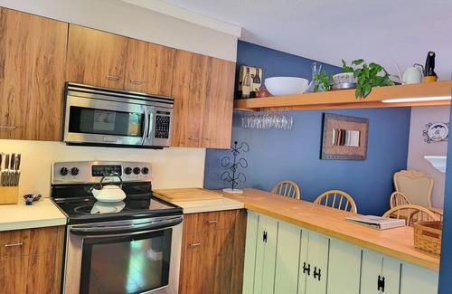Lincoln House | Accessible level, comfy, FP, wood & mountain views, near Loon. C1081 by LRS