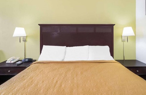 Lookout Valley Neighborhood Association Hotel | Accessible & Pet-friendly Unit! Free Parking, Pool, Minutes from Rock City!