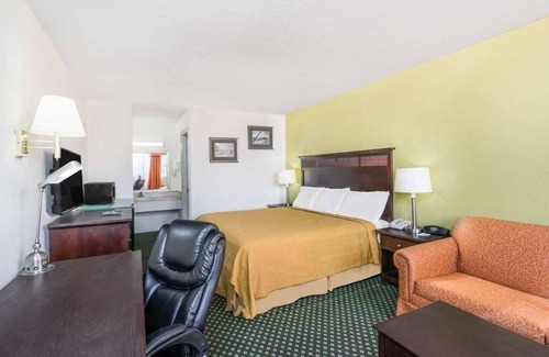 Lookout Valley Neighborhood Association Hotel | Accessible & Pet-friendly Unit! Free Parking, Pool, Minutes from Rock City!