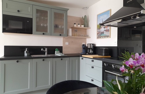 Ailly-sur-Noye Apartment | Accommodation with a landscaped patio with trees. Ideal for a moment for two.