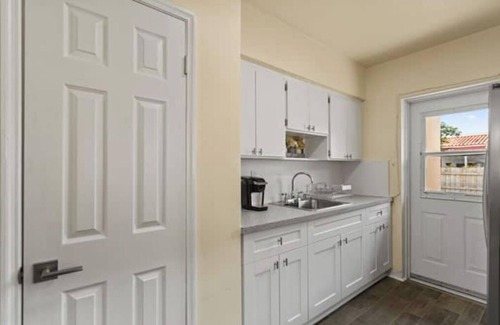 Flagami House | Accommodation with swimming pool in West Miami