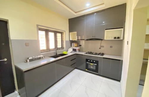 Abuja Apartment | Ace apartments | 2BDR + Fast WiFi | 24 HRS Power| laundry | security | Smart TV