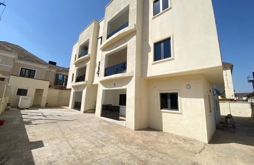 Abuja Apartment | Ace apartments | 2BDR + Fast WiFi | 24 HRS Power| laundry | security | Smart TV