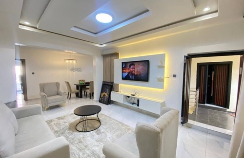 Abuja Apartment | Ace apartments | 2BDR + Fast WiFi | 24 HRS Power| laundry | security | Smart TV