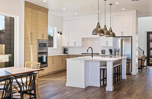Washington House | Ace on the 8th: 2 Private Pools - Fall Break Availability!