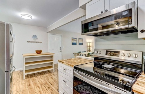 Fernandina Beach Condo | Ace the Day: Pool, Tennis, & Pickleball Fun