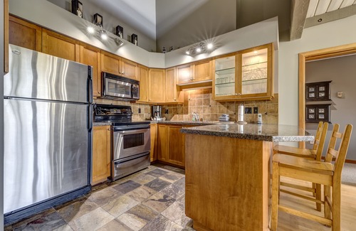 Upper Village Condo | Acer Vacations | Clean Luxury 2 Bed & Loft | Pool & Hot Tub | A/C & W/D | Wifi | Greystone Lodge
