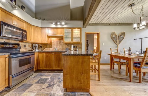 Upper Village Condo | Acer Vacations | Clean Luxury 2 Bed & Loft | Pool & Hot Tub | A/C & W/D | Wifi | Greystone Lodge